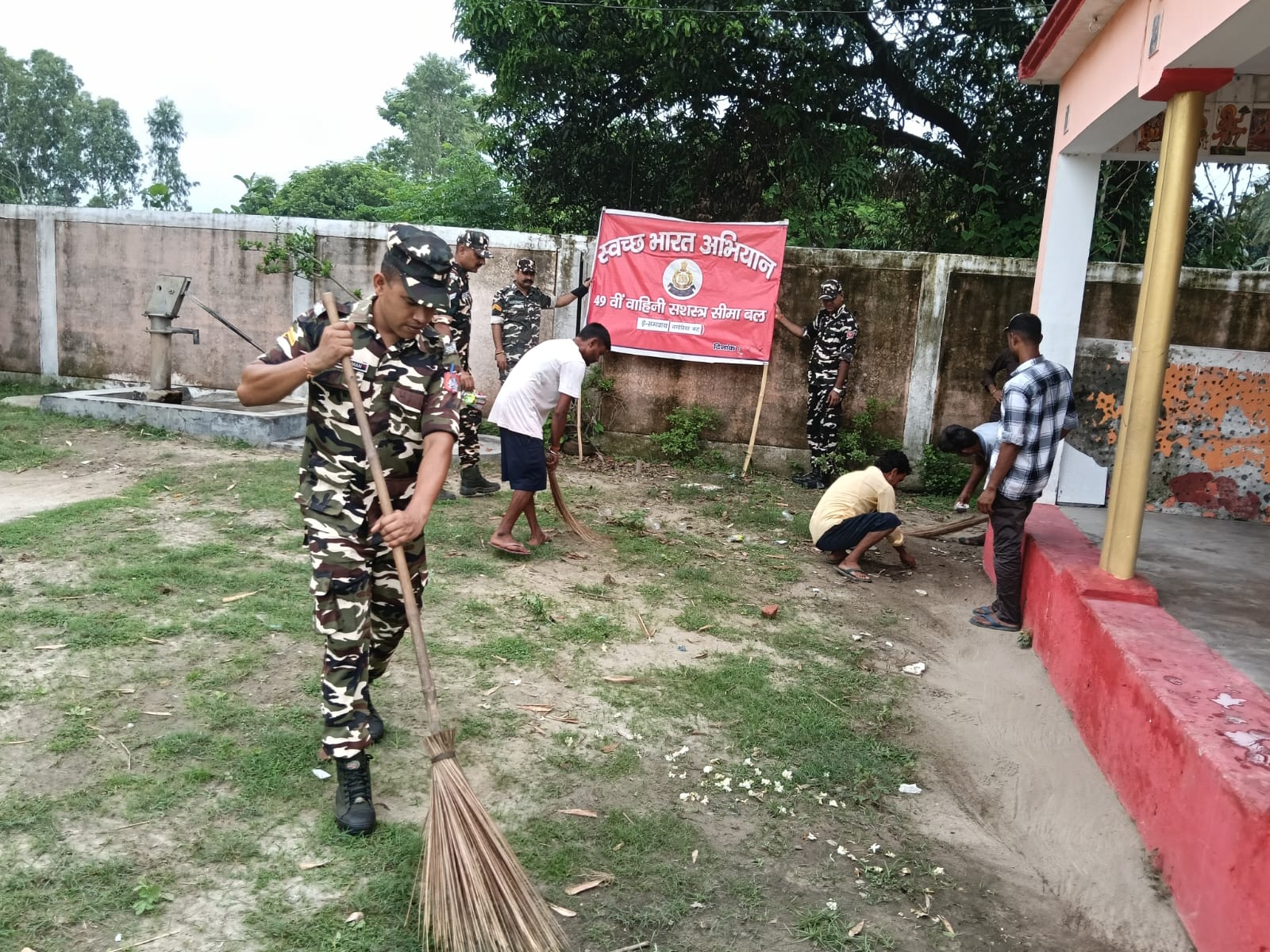 नेपाल बॉर्डर पर चलाया स्वच्छता अभियान.jpeg